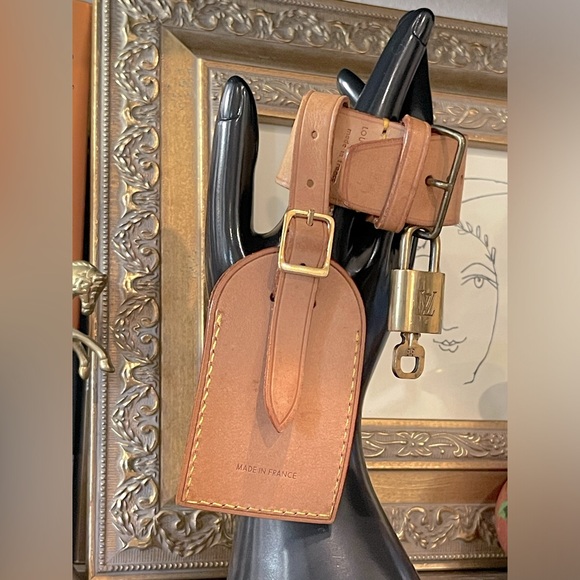 Louis Vuitton Vachetta Leather Luggage Name Tag Strap Holder, lock & key EUC 313 - Picture 4 of 9